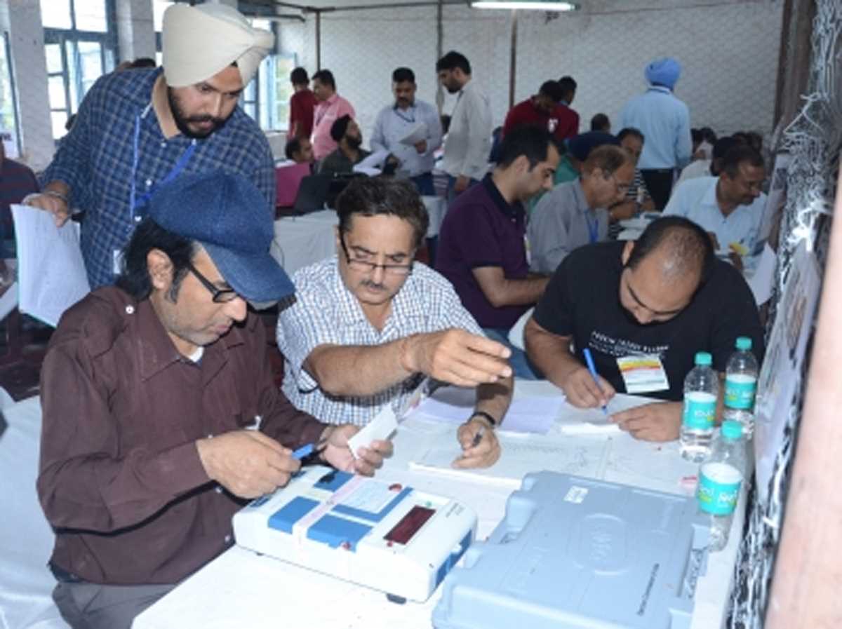 केंद्रशासित प्रदेश बनने के बाद जम्मू-कश्मीर पहले विधानसभा चुनाव के लिए हो रहा तैयार केंद्रशासित प्रदेश बनने के बाद जम्मू-कश्मीर पहले विधानसभा चुनाव के लिए हो रहा तैयार